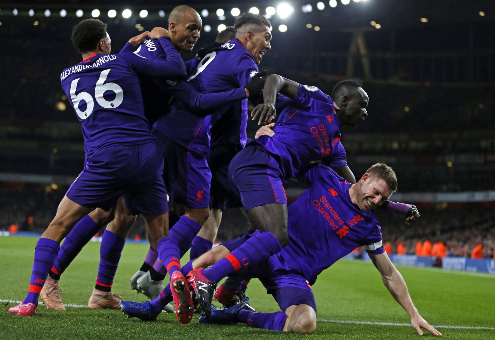 位球迷翘首 位球迷翘首