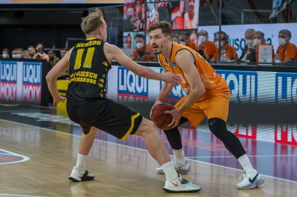 两队在一场 两队在一场